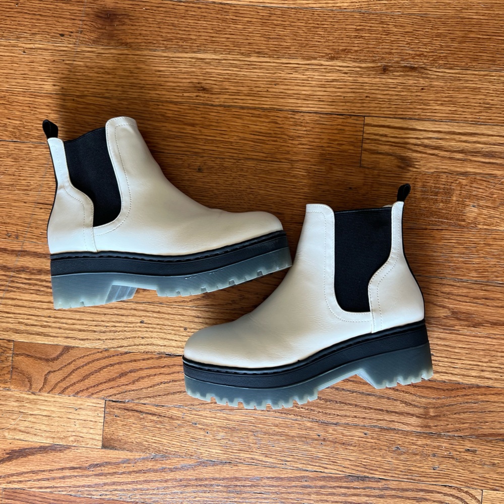 Stylish Women's Chelsea Boots - White and Black 6.5